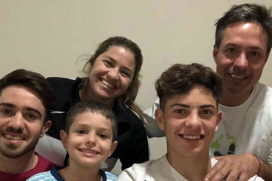 Agustín Giay junto a su familia. Este fue el día que el chico de San Carlos formó su contrato con San Lorenzo.