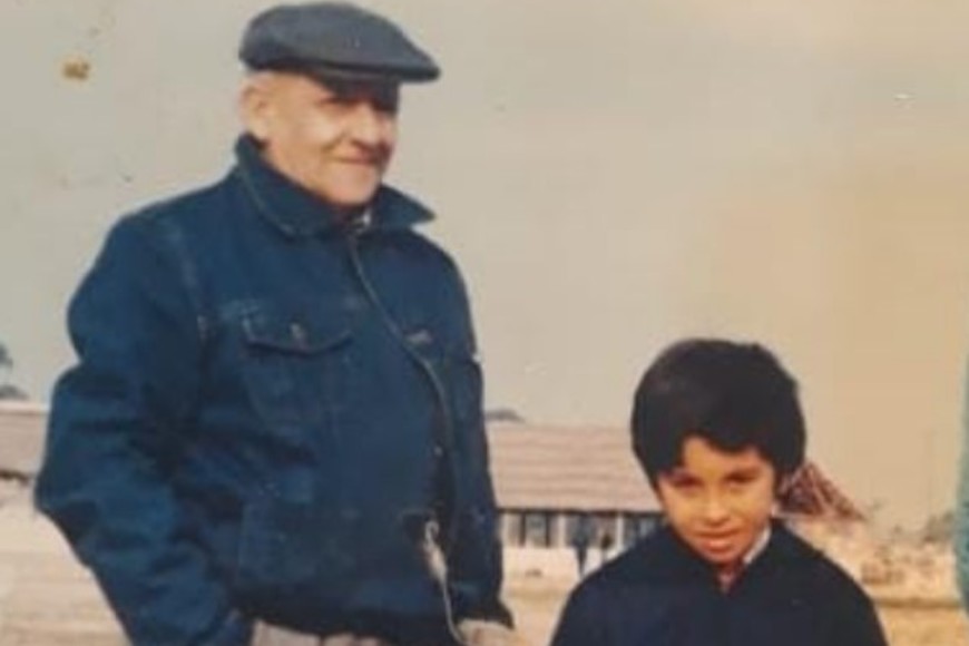 Damián junto a su abuelo.