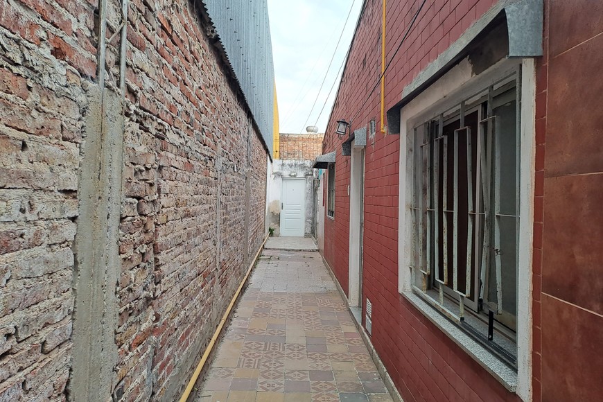 "Antes del robo se escucharon tiros y la policía anduvo por los techos", dijo la víctima.