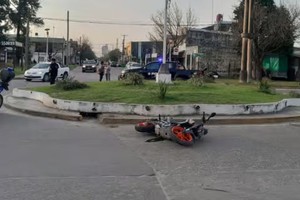 Pasadas las 17 de la jornada de ayer la víctima colisionó con la rotonda que se encuentra en dicha intersección y tras trasladado en estado desesperante al Hospital Central falleció horas después.