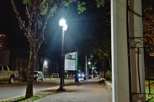 Los trabajos se desarrollaron en el marco de un programa de sustitución tecnológica mediante el cual la Municipalidad releva luminarias de vapor de sodio en barrios, espacios públicos y accesos a la ciudad.
Foto: Gentileza