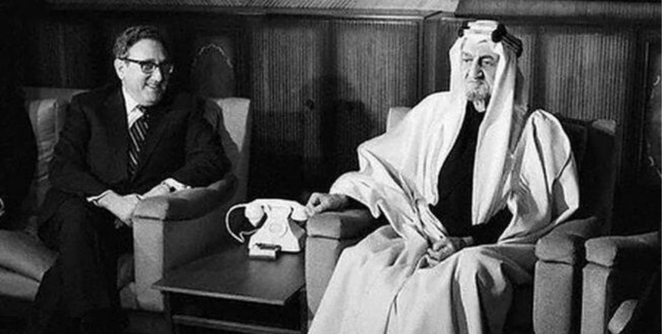 Henry Kissinger, secretario de Estado de los Estados Unidos, reunido con el rey Fáisal bin Abdulaziz de Arabia Saudita en diciembre de 1973.