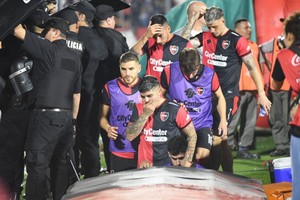 Lo reproches ya no tuvieron como principal foco a los futbolistas, mucho menos al técnico interino Adrián Coria. Los reclamos fueron para la dirigencia, encabezada por el presidente Ignacio Astore.