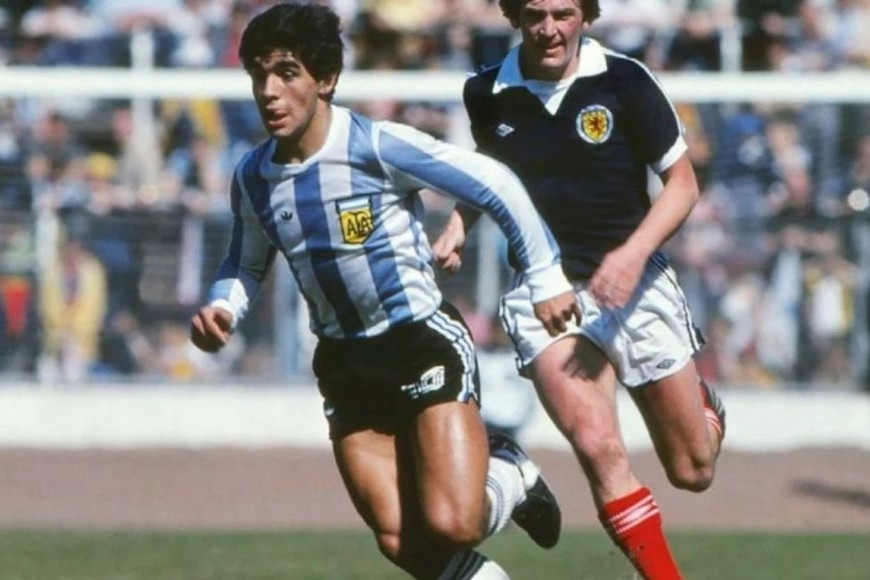 Un joven Maradona dando sus primeros pasos en la Selección Argentina.