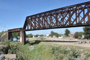 La zona donde se produjo el hecho. El viejo puente negro, en la ciudad hay tres iguales, dos están abandonados. Foto: Flavio Raina.