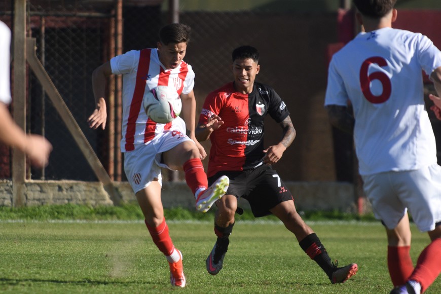 El clásico en la liga santafesina de fútbol fue para Colón que le ganó 2 a 0 a Unión y está segundo en el torneo.
