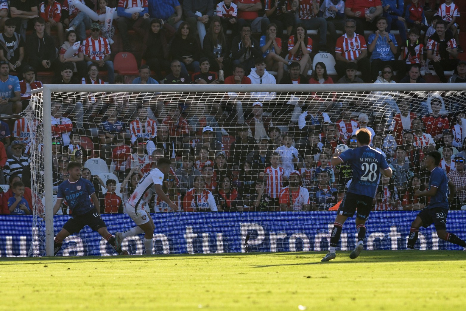 El primer gol lo marcó San Lorenzo en el primer tiempo. Unión le ganó 2 a 1 a San Lorenzo y se mantiene en la punta del torneo disputadas cinco fechas.