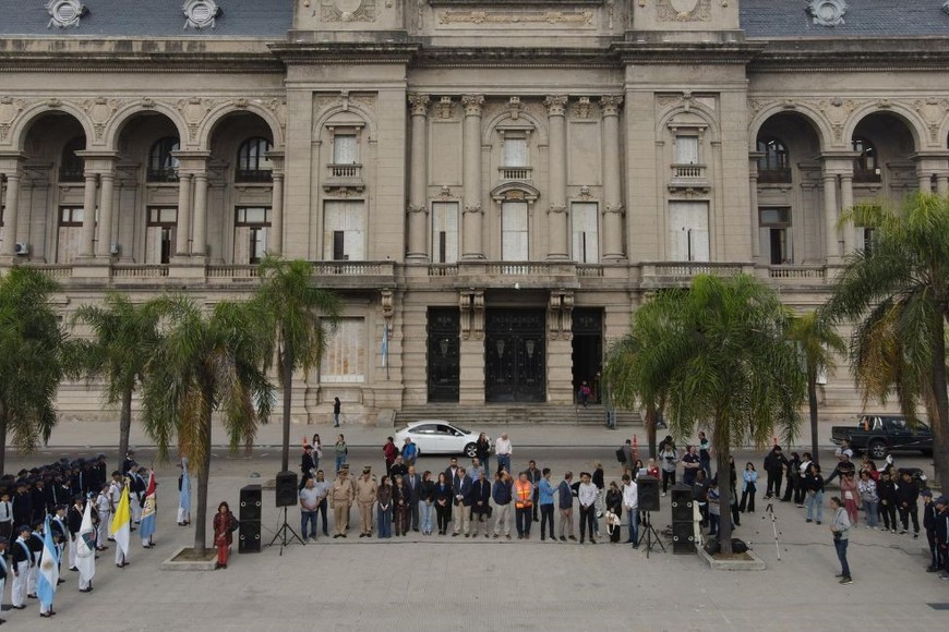 Los alumnos de la banda escolar, dirigidos por la profesora Daiana Mulek, realizaron un desfile.