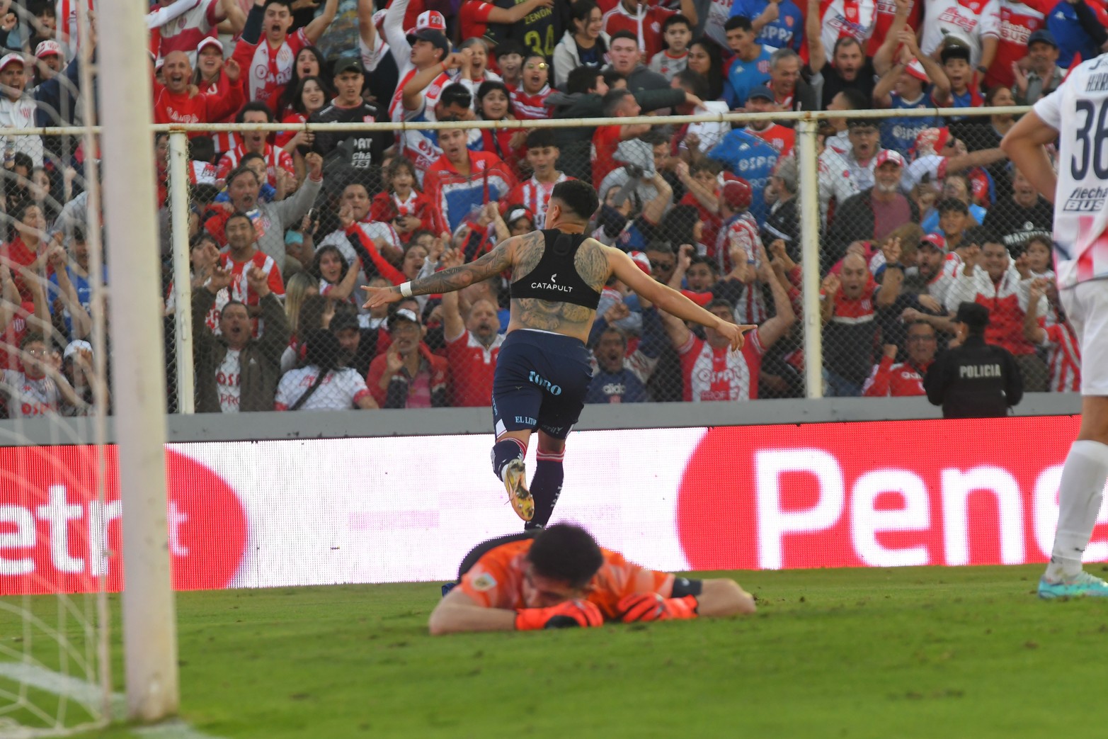 La pelota ya partió. El cabezazo del González  "Toro" Morales va directo al arco. El gol fue anulado. Unión le ganó 2 a 1 a San Lorenzo y se mantiene en la punta del torneo disputadas cinco fechas.