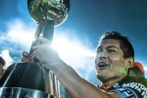 La histórica imagen del Pulga levantando la copa el 4 de junio de 2021 en San Juan.