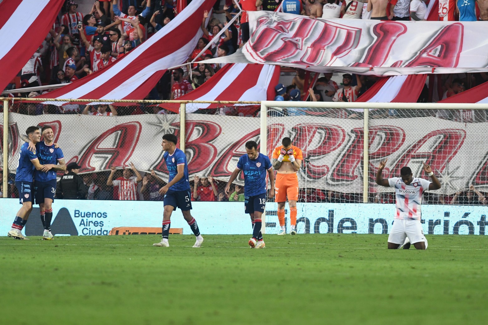 Unión le ganó 2 a 1 a San Lorenzo y se mantiene en la punta del torneo disputadas cinco fechas.