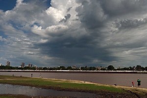 La laguna Setúbal y los santafesinos de pesca, una postal típica de la capital provincial. Foto: Mauricio Garín