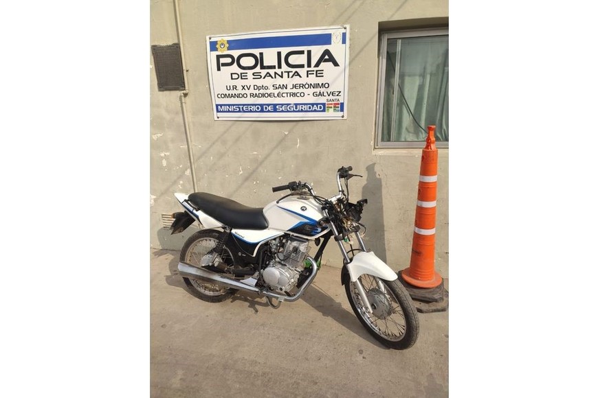 Esta moto fue encontrada en un zanjón gracias al dato aportado por un mecánico. Unidad Regional XV.