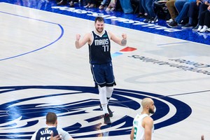 Doncic (77) la gran figura de la noche. Ahora la serie vuelve a Boston. Crédito: Reuters.