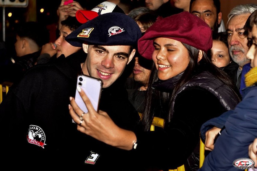 Cientos de fanáticos participaron en la noche del viernes de la presentación oficial.
Foto: ACTC