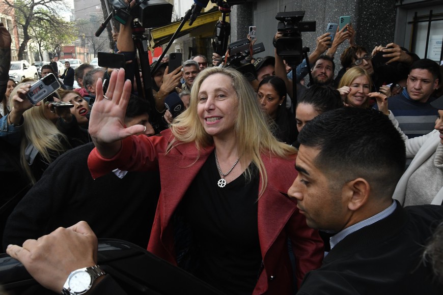 Karina Milei y Martín Menem en Santa Fe por el armado del partido. Los dirigentes nacionales llegaron hasta la sede de la Secretaría Electoral para una audiencia de reconocimiento de La Libertad Avanza como partido en la provincia.