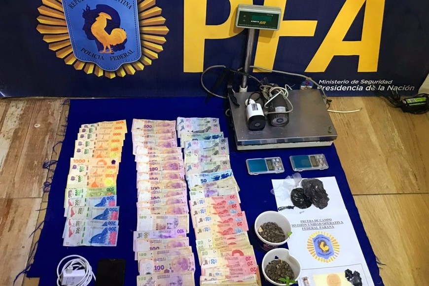 Parte de los elementos secuestrados en el allanamiento.