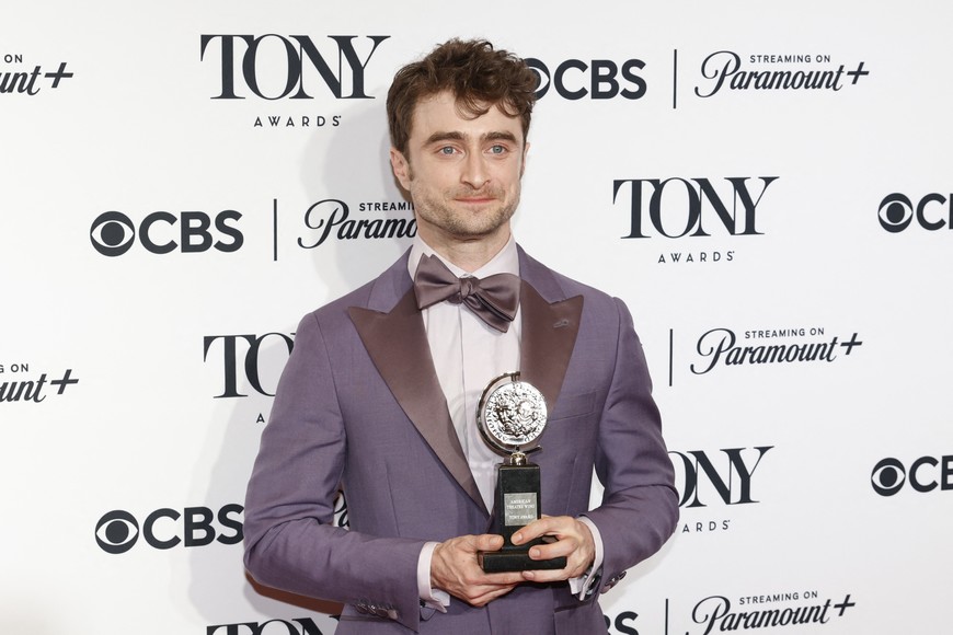 Daniel Radcliffe poses with the award for Best Performance by a Featured Actor in a Musical for "Merrily We Roll Along" at the 77th Annual Tony Awards in New York City, U.S., June 16, 2024. REUTERS/Eduardo Munoz