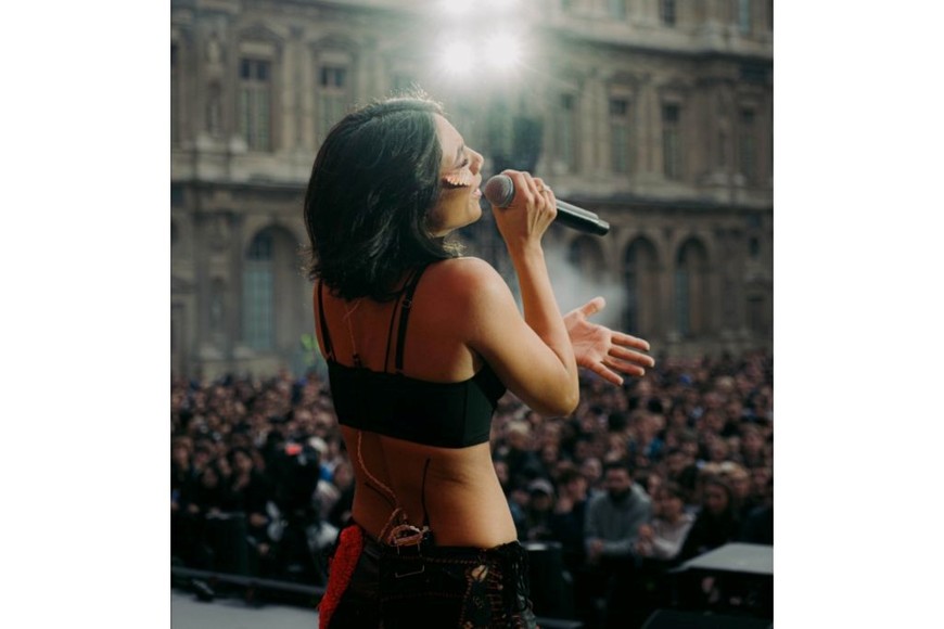 RaiNao, cantante y saxofonista puertorriqueña. Actuación en el Louvre de París.