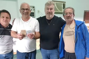 Entrega de premios a la pareja campeona.