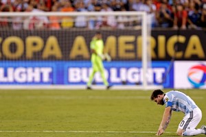 Que no se repita. La imagen de Lionel Messi tras perder la final en la definición por penales (en la cual él mismo marró uno) luego de empatar 0 a 0 contra Chile. Fue en 2016, en Estados Unidos; y en la anterior, en Chile, también el elenco trasandino se consagró campeón venciendo desde los 12 pasos a Argentina.