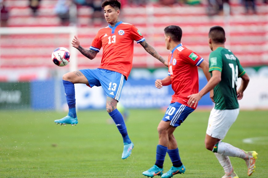 Soccer Football - World Cup - South American Qualifiers - Bolivia v Chile - Olympic Stadium Hernando Siles, La Paz, Bolivia - February 1, 2022
Chile's Erick Pulgar in action REUTERS/Manuel Claure