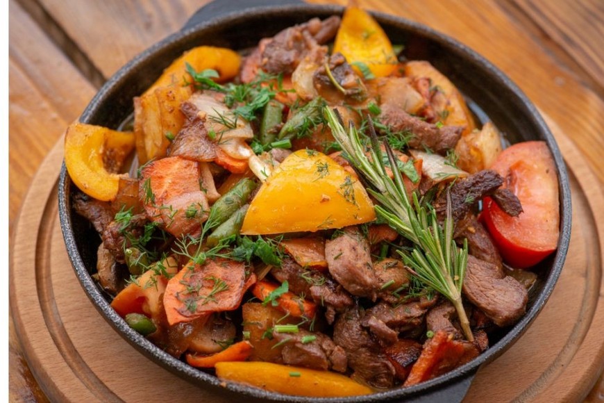 Es esencial probar la comida local en cualquier viaje para experimentar la autenticidad cultural de la región.