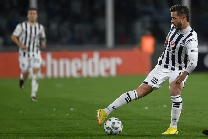 La tremenda ley del ex. Tomás Molina, cuya ficha es de Talleres de Córdoba, jugó a préstamo en Central Córdoba de Santiago del Estero, con cinco goles en 18 partidos. Le clavó los dos a la "T" en la victoria albiazul por 4-2. Lo quiere Delfino.