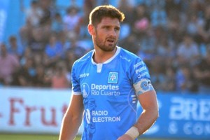 Líder del fondo y capitán. En Estudiantes de Río Cuarto (foto), donde Iván Delfino lo dirigió el año pasado, Gonzalo Maffini "la rompió toda". Ahora, el "Grandote" lo pide en Colón para ascender.