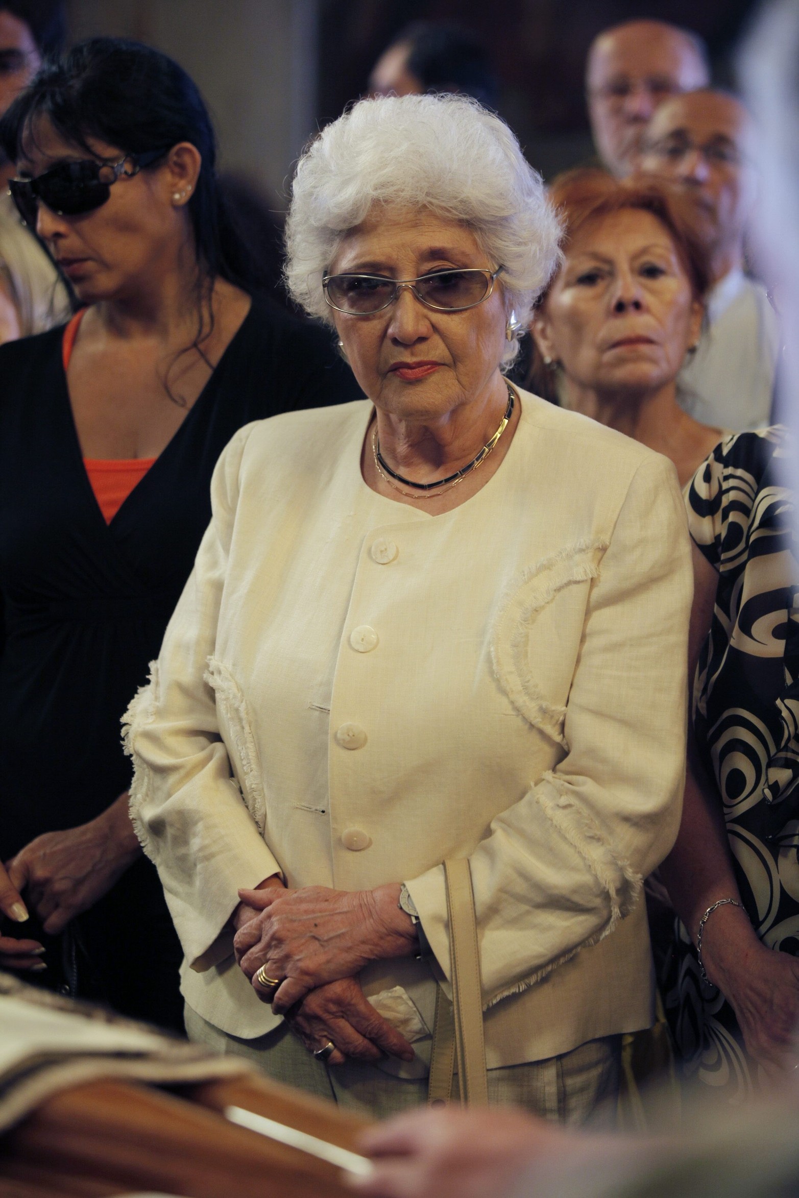 Sara Facio en el velatorio de su amada Maria Elena Walsh.