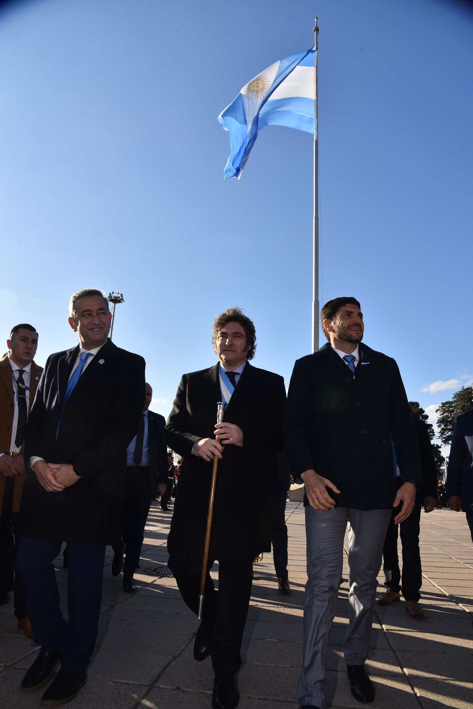 Javier Milei arribó al Monumento Nacional a la Bandera donde lo esperaban el gobernador Maximiliano Pullaro y el intendente Pablo Javkin