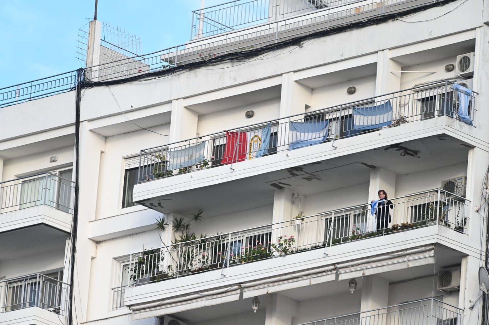 Milei llega a Rosario para el acto por el Día de la Bandera.
