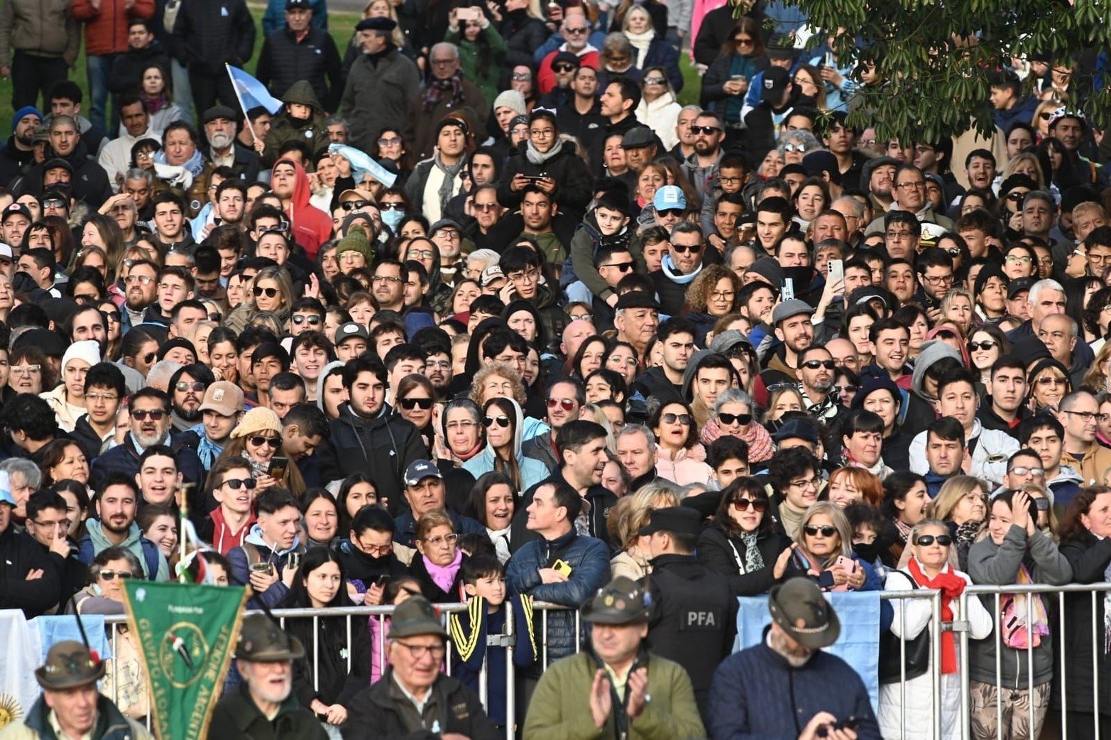 En los alrededores del Monumento a la Bandera, la gente comenzó a agruparse con banderas argentinas, mate y algunas pancartas Milei llega a Rosario para el acto por el Día de la Bandera.