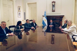 El mandatario, su jefe de Gabinete, la secretaria de Presidencia y los cuatro mandatarios provinciales, en Casa Rosada antes del viaje de Milei a Europa. Crédito: NA