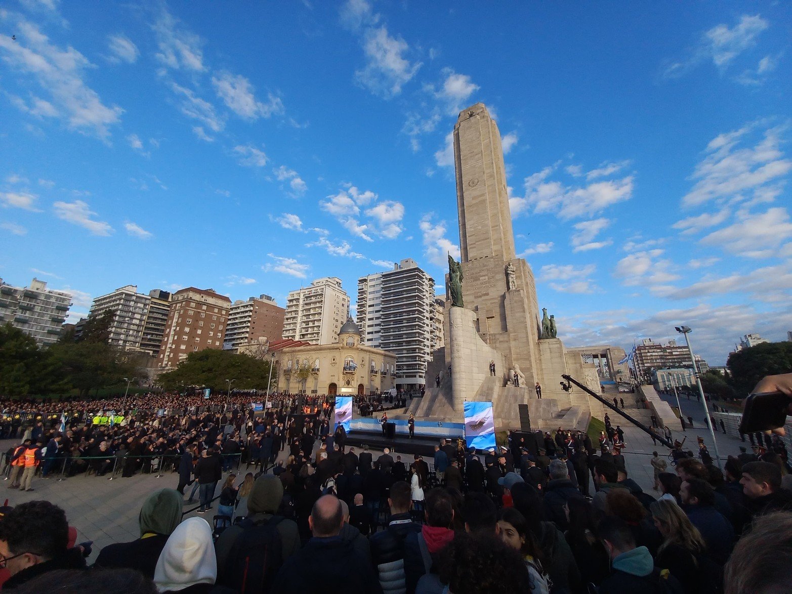 Milei llega a Rosario para el acto por el Día de la Bandera.