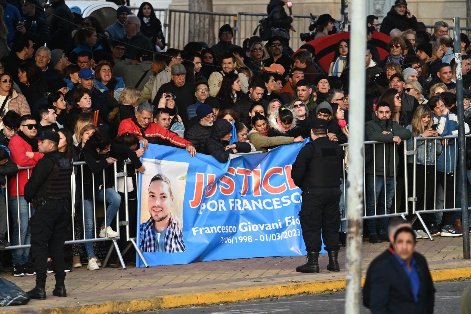 En los alrededores del Monumento a la Bandera, la gente comenzó a agruparse con banderas argentinas, mate y algunas pancartas