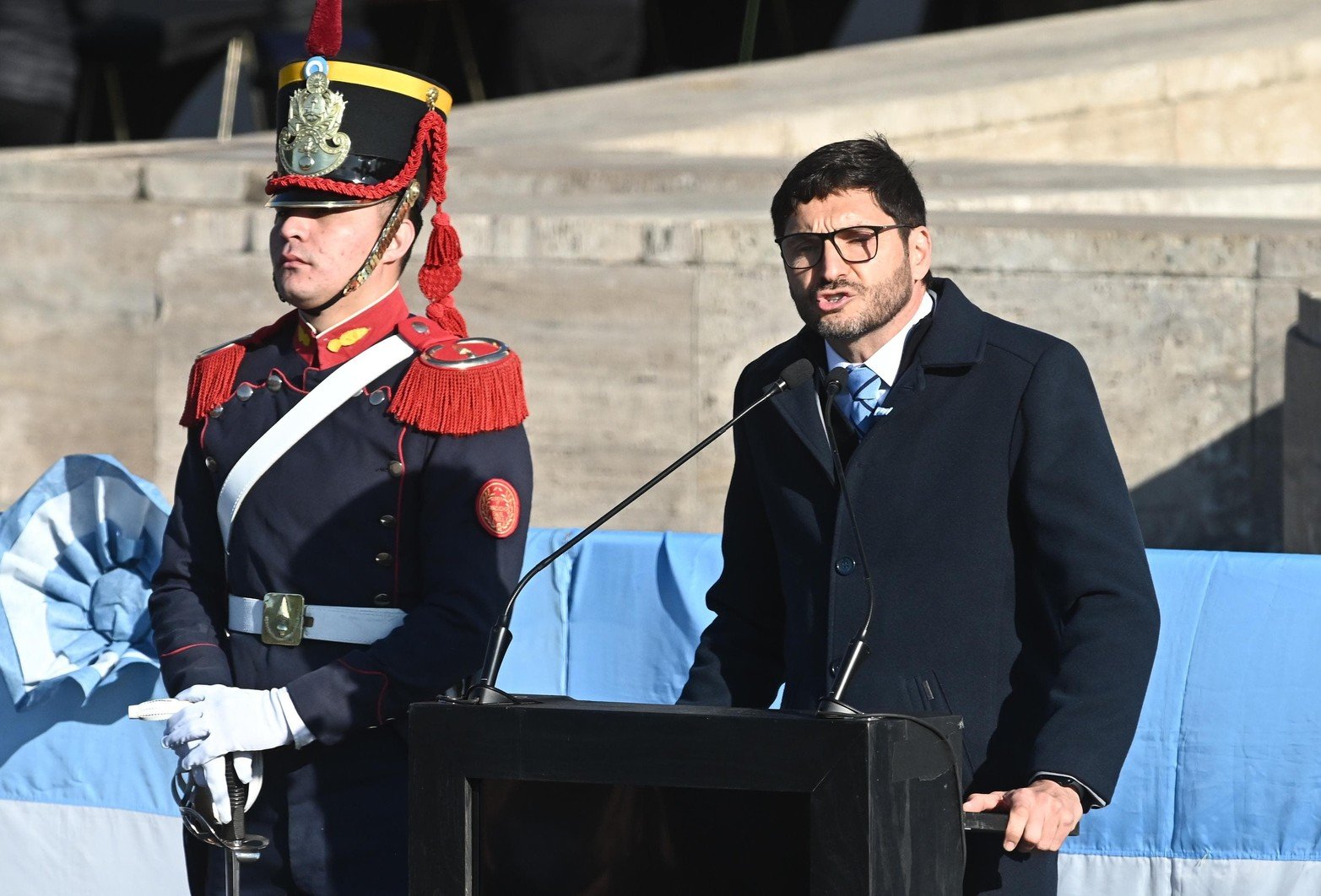 El gobernador Maximiliano Pullaro agradeció al Presidente, a la vice y al gabinete por participar de la celebración por el  Día de la Bandera, “un acto que durante muchos años ha sido ninguneado y hasta politizado”, dijo. En particular agradeció al mandatario nacional, a Bullrich, Petri, Cúneo Libarona y Francos por el apoyo recibido desde Nación luego de la crítica situación de inseguridad