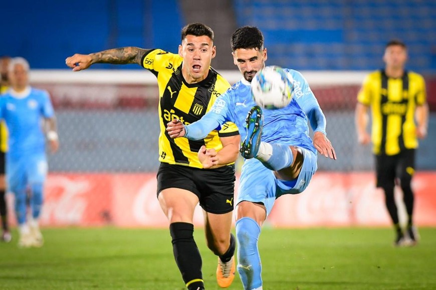De Peñarol a Colón. La postal de José Pablo Neris con la camiseta amarilla y negra del "Mirasol" de Montevideo. Se acordó todo en las últimas horas, está viajando para Santa Fe y será una cara nueva para el equipo puntero de Iván Delfino.