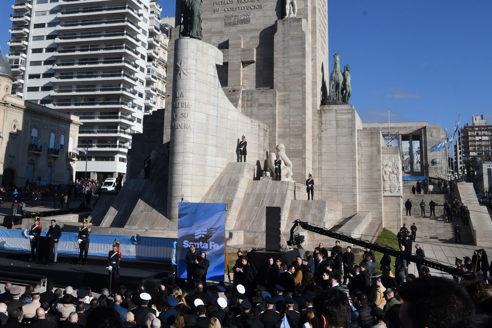 La puesta en escena estuvo a cargo del gobierno nacional. Llamó la atención la ubicación de los granaderos. 