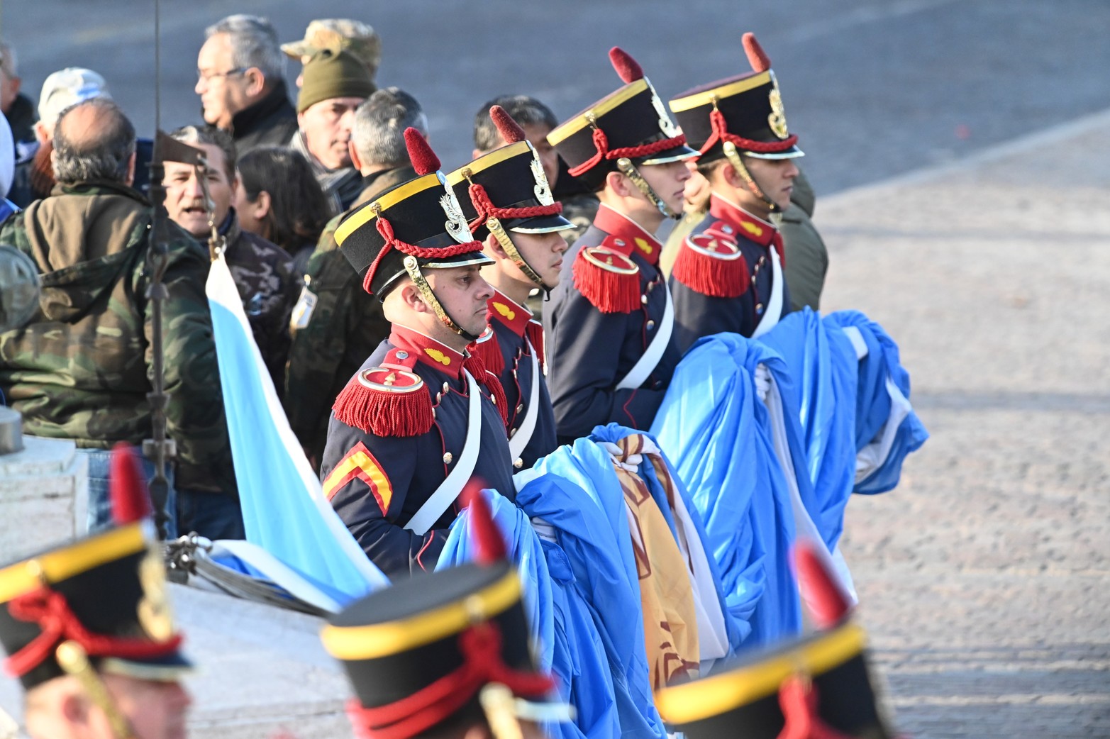 Los granaderos mantienen el pabellón nacional antes de ser izado.