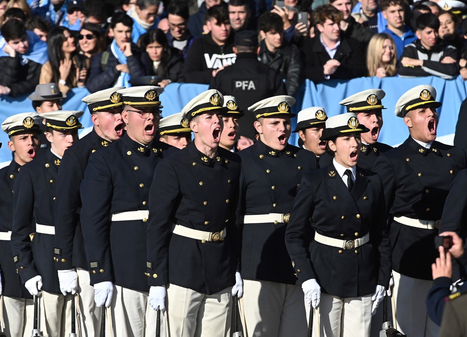 !Si juro! Los estudiantes del Liceo Manuel Belgrano de Santa Fe durante la jura de promesa a la bandera.