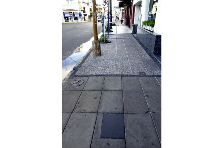 La placa que recuerda el limite que alcanzo el agua, Rivadavia 3255.