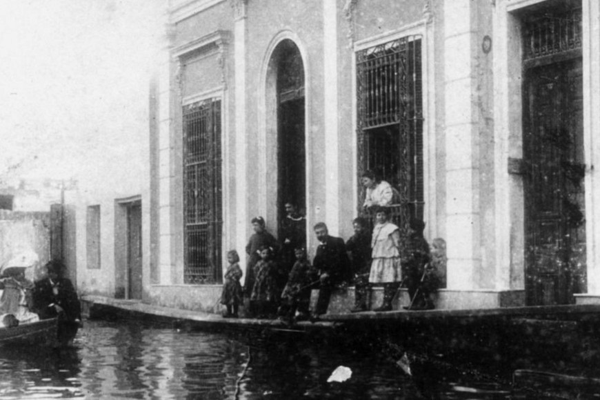 Los vecinos a la espera de ser rescatados.