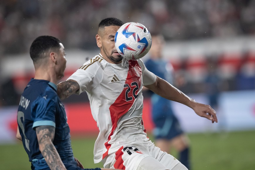 (240608) -- LIMA, 8 junio, 2024 (Xinhua) -- Imagen del 7 de junio de 2024 de Alexander Callens (d), de Perú, disputando el balón con Miguel Almirón (i), de Paraguay, durante el partido amistoso previo a la Copa América, celebrado en el estadio Monumental, en Lima, Perú. (Xinhua/Mariana Bazo) (mb) (oa) (ra) (ce)