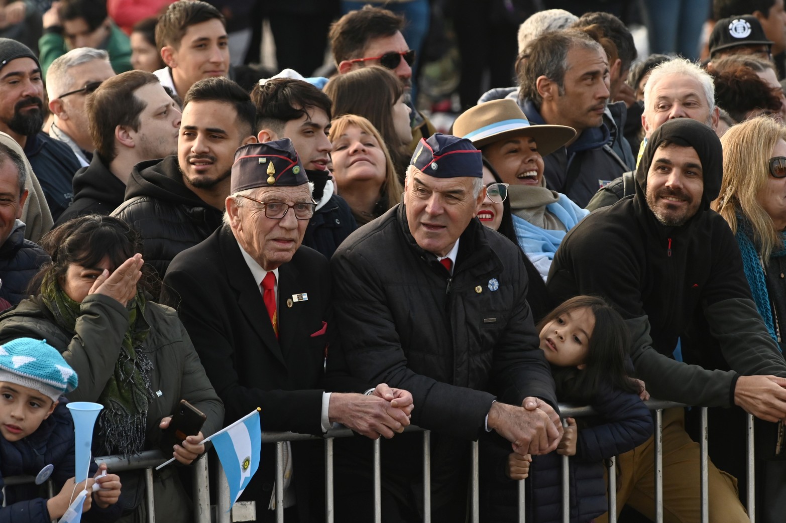 El público se acercó hasta la zona del monumento a la Bandera.