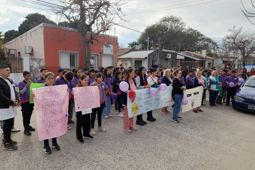 Previo al inicio de la marcha, los organizadores dialogaron con Gigacom San Javier, expresando su motivación y los preparativos llevados a cabo para esta jornada especial. Durante todo el mes de junio, se planificaron diversas actividades como parte de la celebración del Día Mundial de la Toma de Conciencia de Buen Trato hacia las Personas Mayores.
