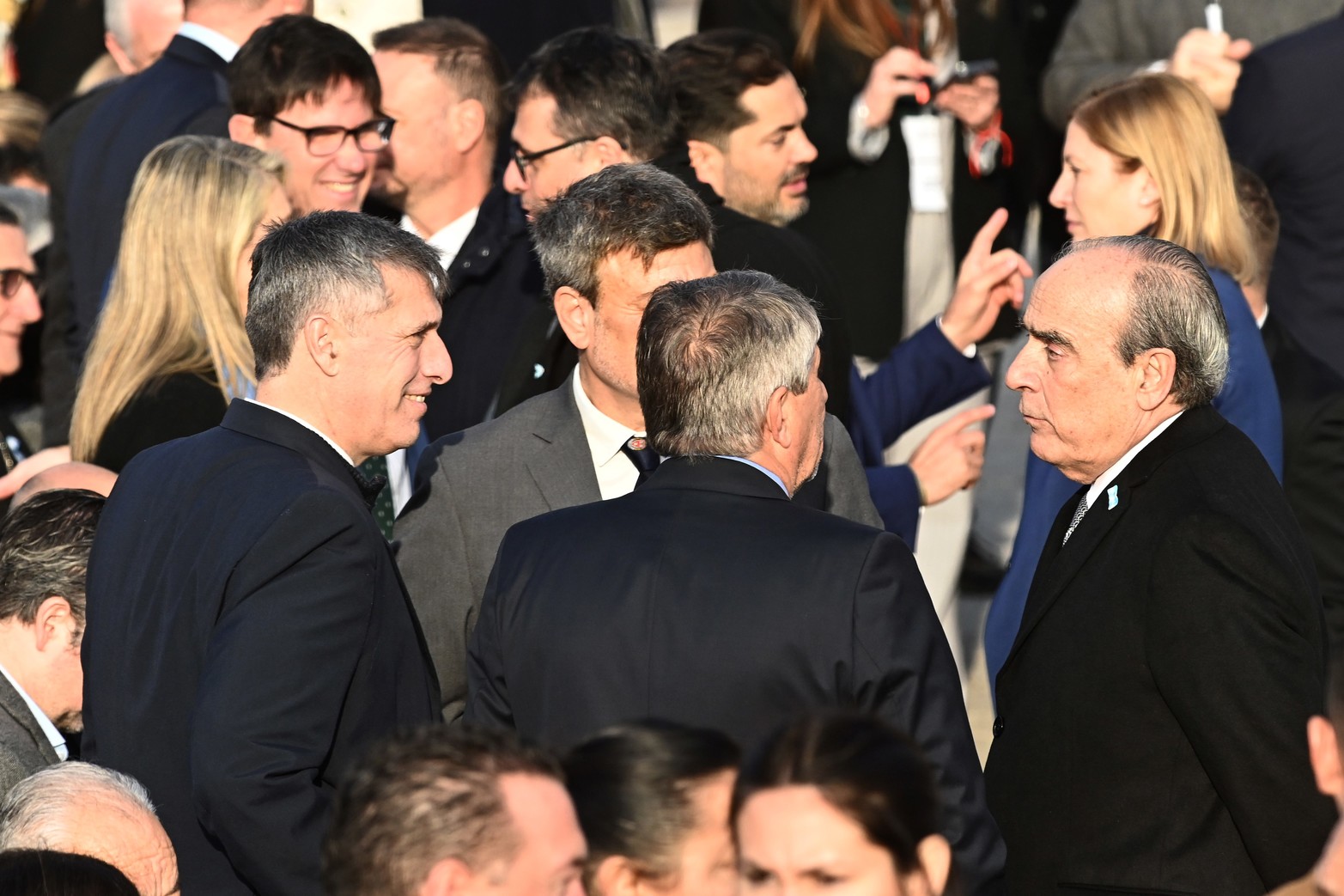 Guillermo Francos, Jefe de Gabinete de Ministros del gobierno nacional se acercó a saludar al gabinete Provincial. En la foto junto a los Ministros Pablo Olivares (Economía) y Fabián Bastia (Gobierno) .
