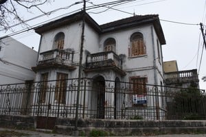 La vieja casona guarda aún cierta belleza de otros tiempos. Pero también penetra en los ojos, interpela y sugestiona los relatos fantasmales que se construyeron a su alrededor. Crédito: Luis Cetraro