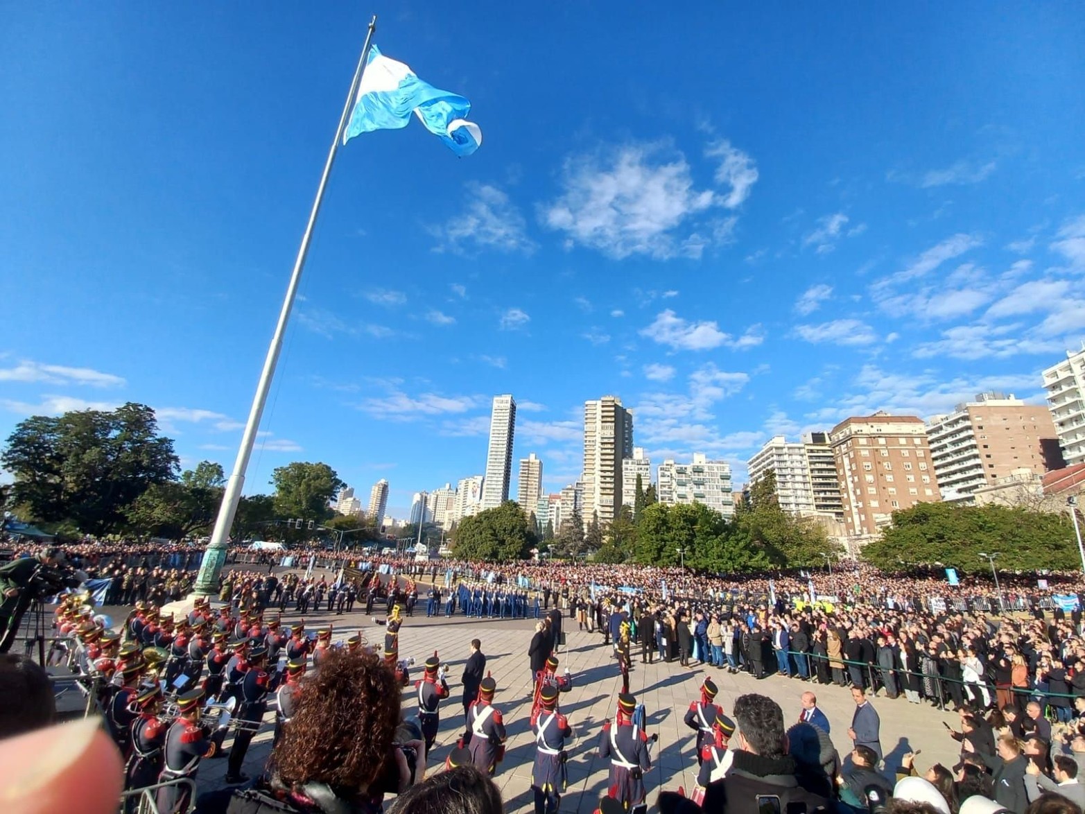 El pabellón Nacional ya está arriba ante la atenta mirada de los presentes.  