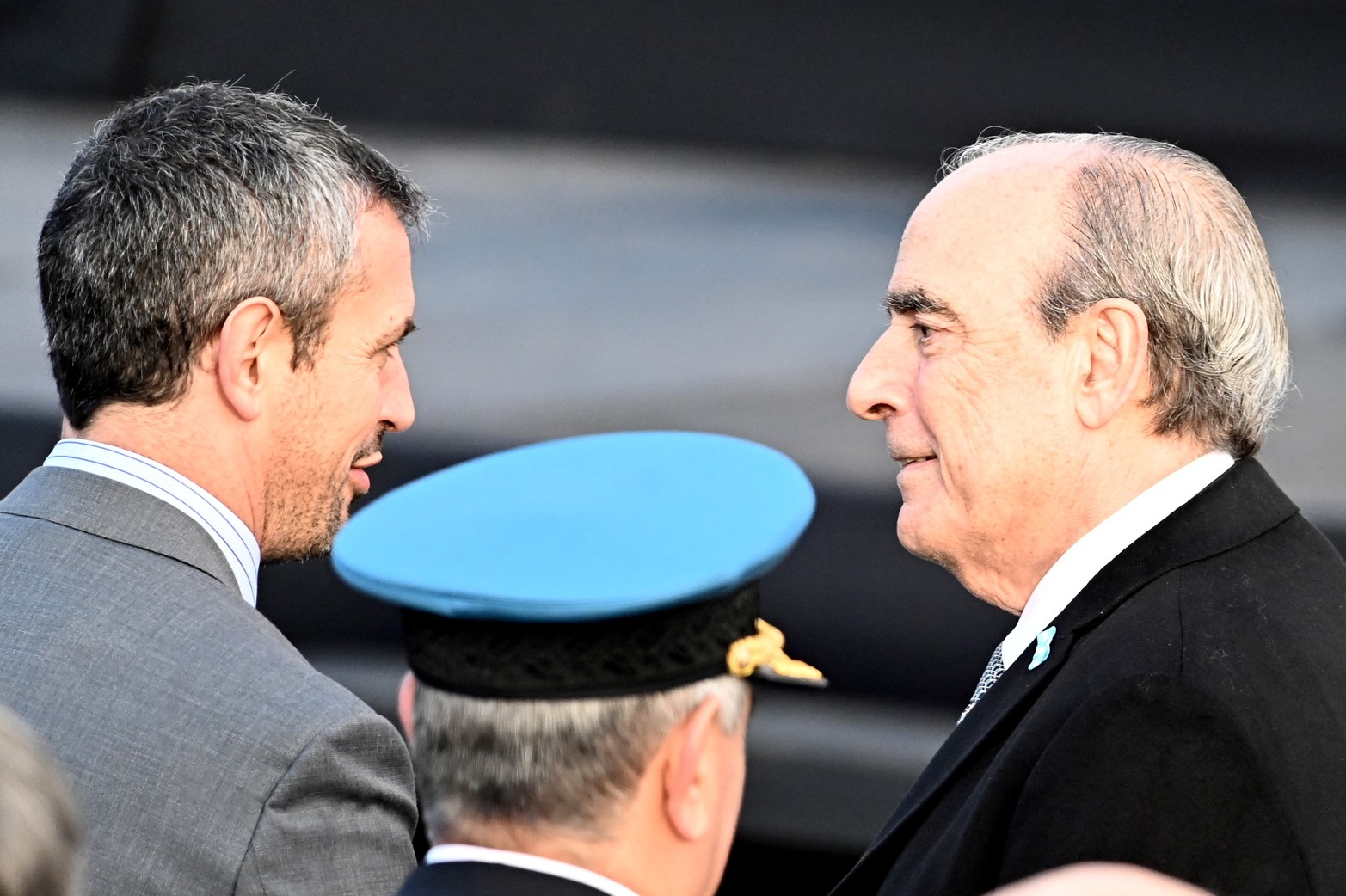 El presidente de la Cámara de Diputados de La Nación Martín Menem charla junto a Guillermo Francos Jefe de Gabinete. 